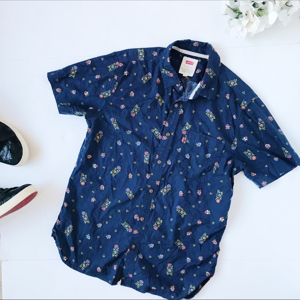 3/$20 Levi’s Men Button Down
